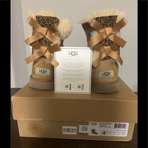 UGG ANIMAL PRINT BOW BOOTS !! RUNS A SiZE 6 WOMEN
